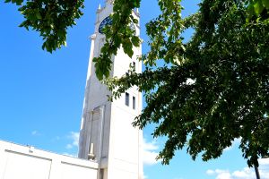 Large clock that watches over the harbor